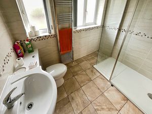 Shower room- click for photo gallery